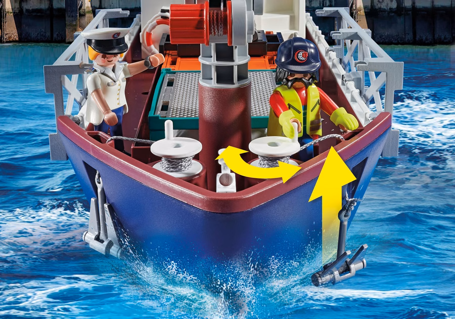 Nave mercantile con imbarcazione