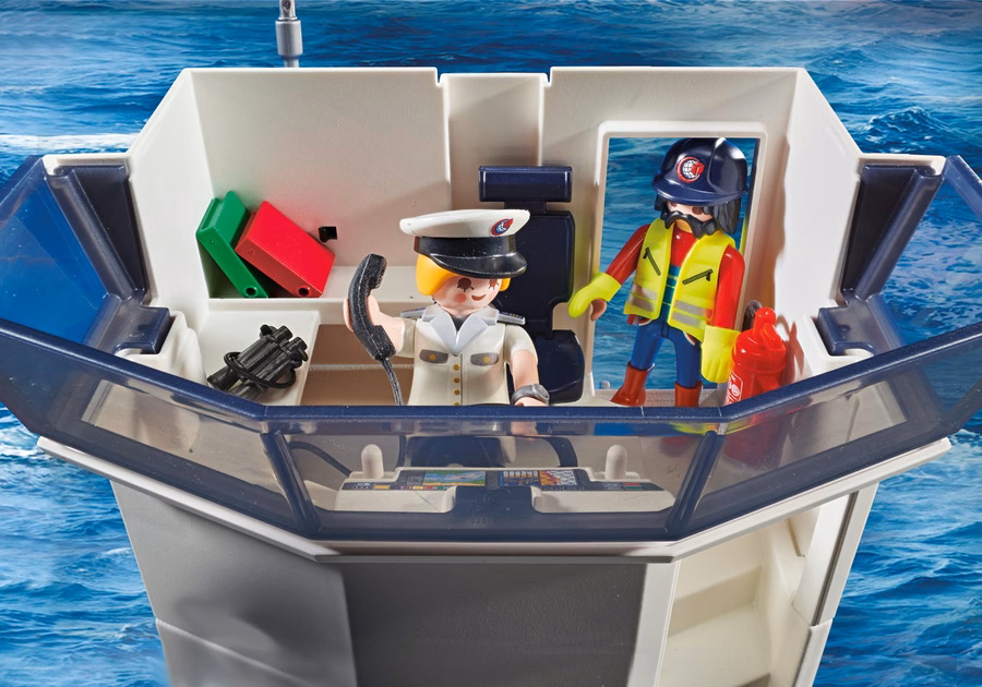 Nave mercantile con imbarcazione