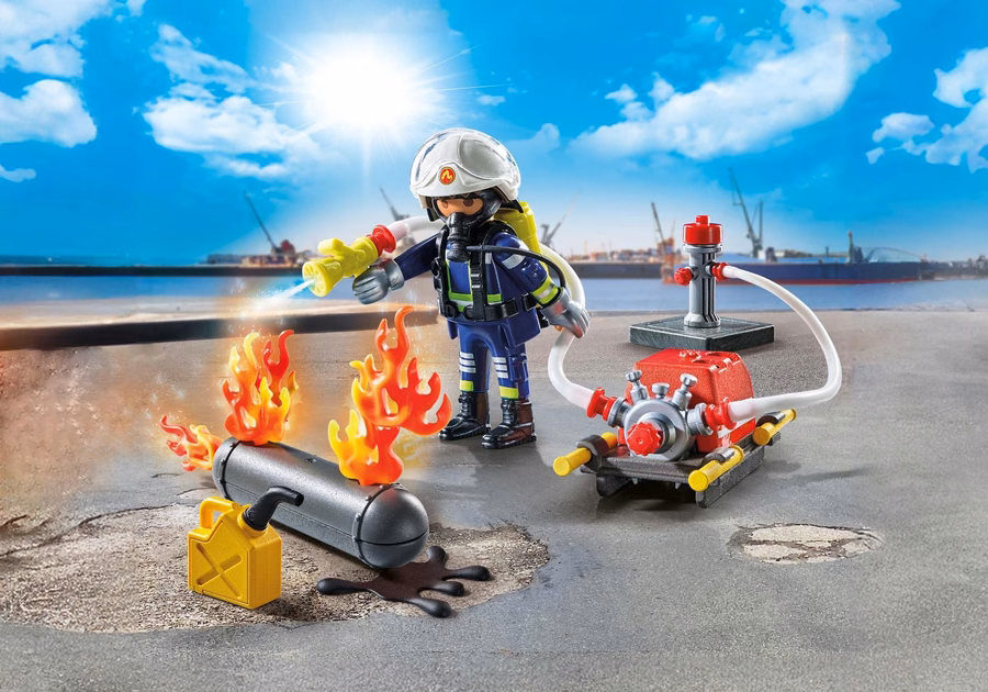 Vigile del fuoco con pompa dell'acqua