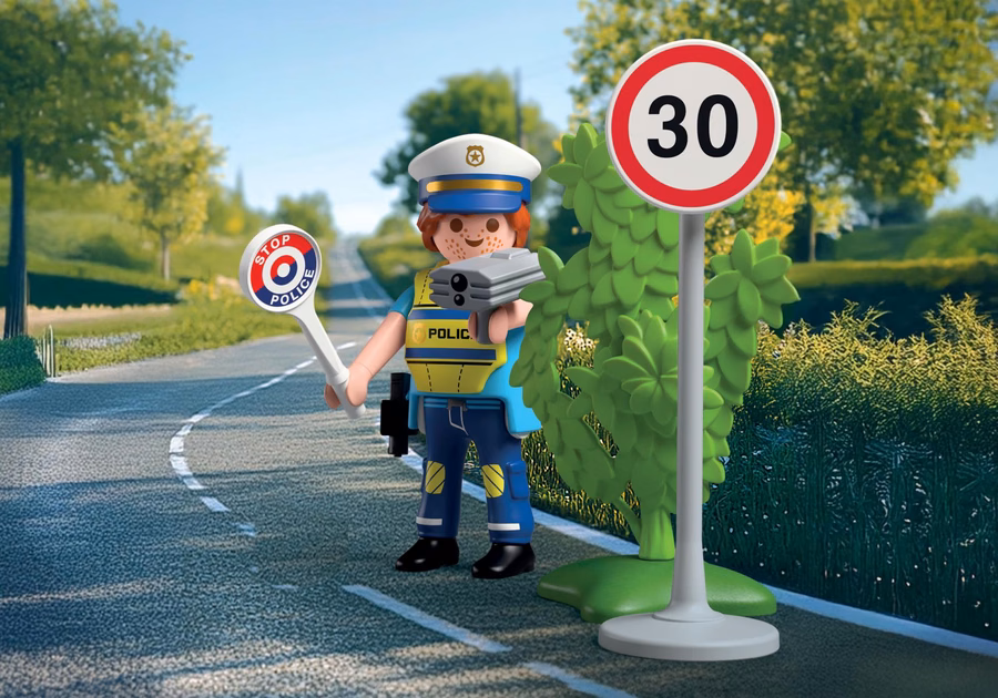 Agente di polizia con rilevatore di velocità